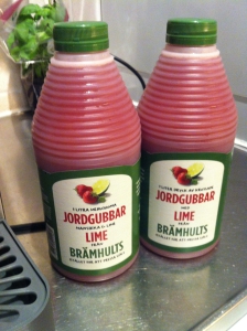Färskpressad jordgubbsjuice från Brämhult kan användas i granita slushmaskinen.