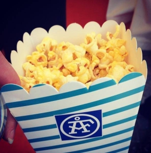 Popcornbägare mellan med eget tryck åf hyr popcornmaskin popcornvagn glasskalas