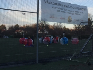 bumperball match på konstgräs bubbleball fotbollsmatch