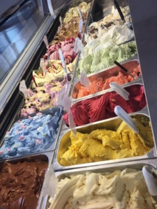 Glassvagn med Italiensk gelato i tråg